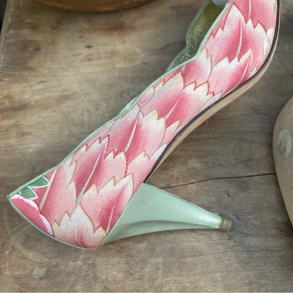Paul Mayer Heals Stunning feather print! kitten heal pastel size 9‎